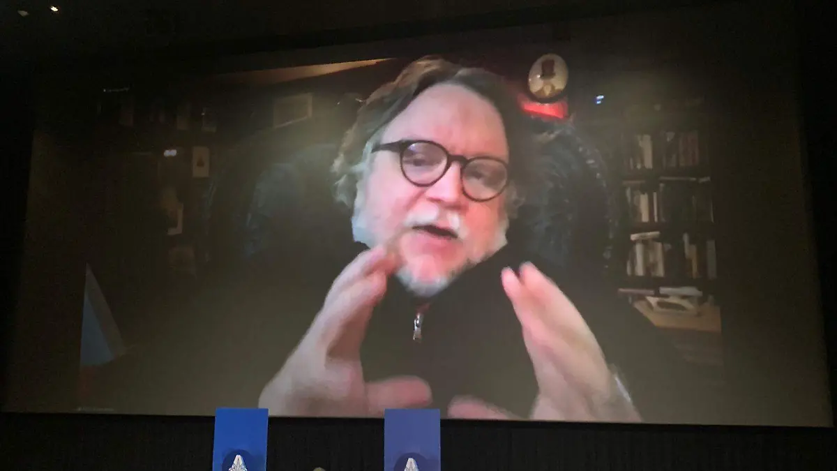 Trino platica con Guillermo del Toro